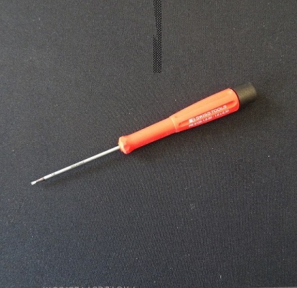 Schraubendreher - mit drehbarem Kopf<br>roter Griff - Klingenbreite 1,8 mm