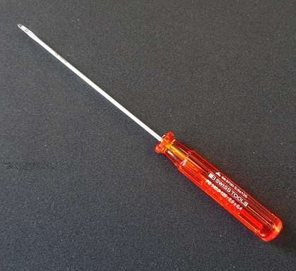 Schraubendreher roter Griff<br>12,5 cm lang - Klingenbreite 1,8 mm